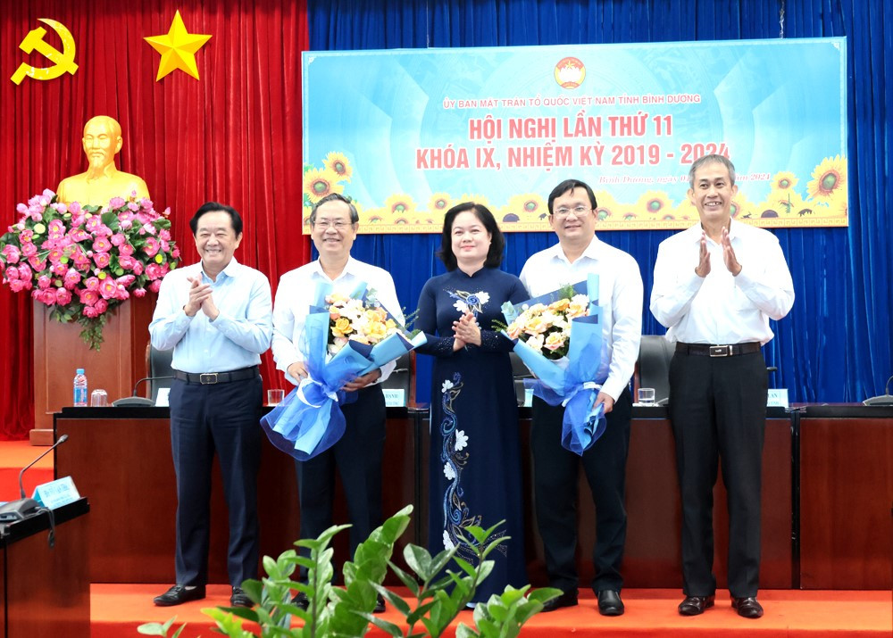 Ông Nguyễn Văn Dành (thứ hai từ trái sang) và ông Phan Hồng Ân nhận hoa chúc mừng Ông Nguyễn Văn Dành (thứ hai từ trái sang) và ông Phan Hồng Ân nhận hoa chúc mừng