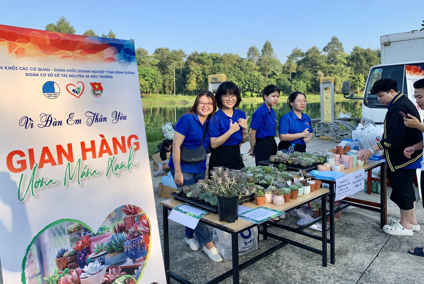 Các bạn trẻ thực hiện Gian hàng ươm mầm xanh