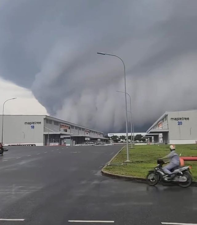 Nhiều người dân tại tỉnh Bình Dương cho rằng, hiện tượng mây xoắn này, đây là lần đầu tiên họ thấy. Nhiều người dân tại tỉnh Bình Dương cho rằng, hiện tượng mây xoắn này, đây là lần đầu tiên họ thấy.