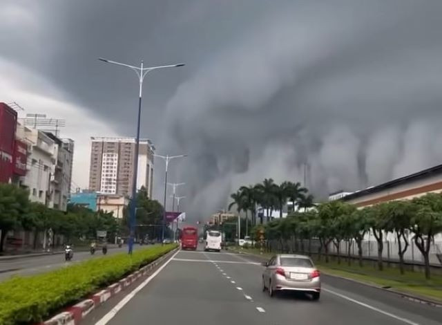 Mây tạo thành khối khổng lồ theo hình xoắn Mây tạo thành khối khổng lồ theo hình xoắn