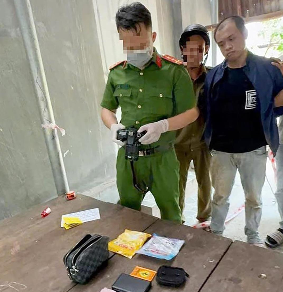 Trần Ngọc Oanh (áo đen) bị bắt giữ cùng tang vật