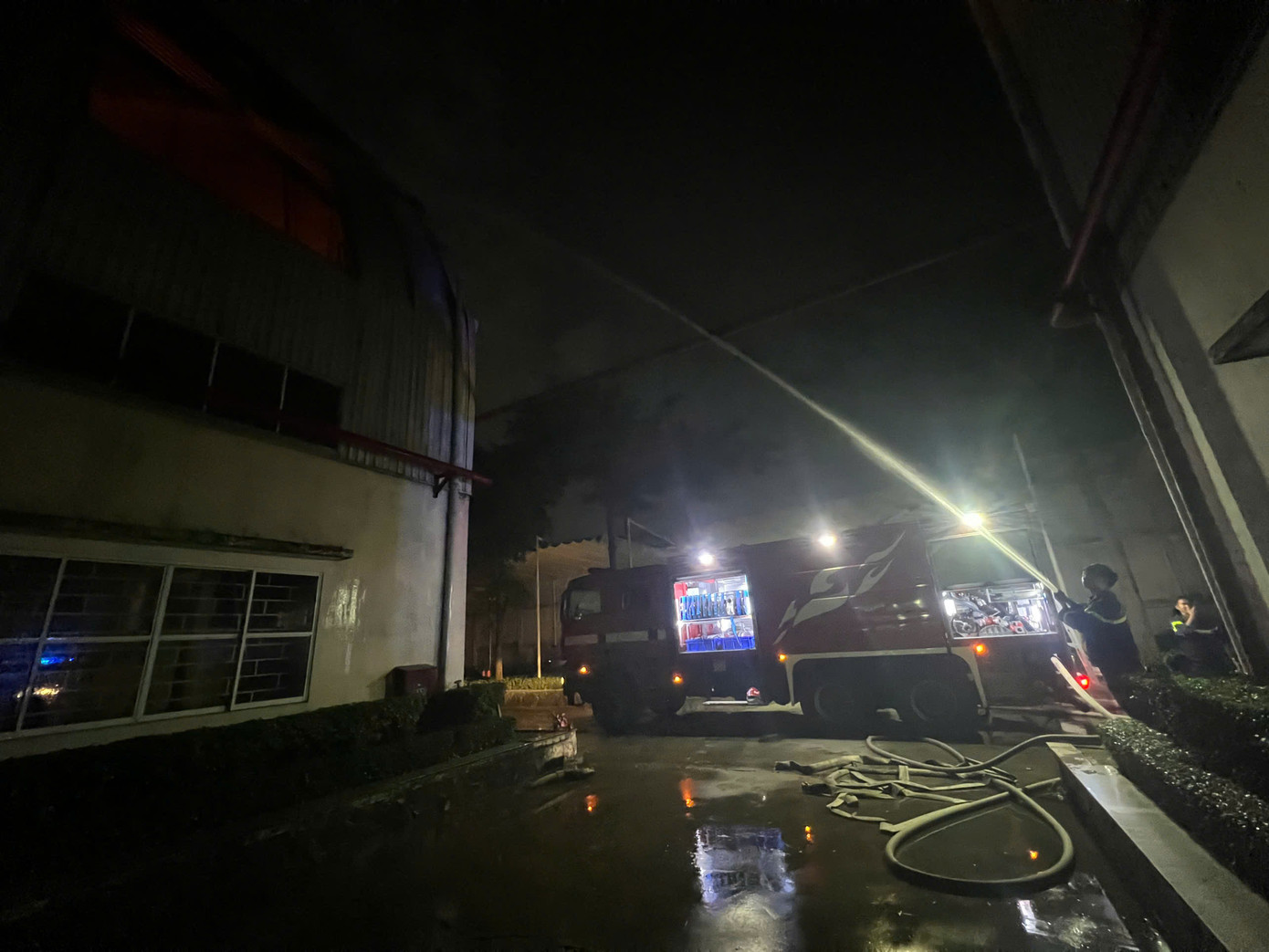 Diện tích xây dựng nhà xưởng hơn 5.000m2, trong đó diện tích cháy khoảng 2.000m2; kết cấu xây dựng: tường gạch, cột bê tông cốt thép, sản bệ tông cốt thép, mái tole. Ngành nghề: sản xuất giường, tủ, bàn, ghế. Diện tích xây dựng nhà xưởng hơn 5.000m2, trong đó diện tích cháy khoảng 2.000m2; kết cấu xây dựng: tường gạch, cột bê tông cốt thép, sản bệ tông cốt thép, mái tole. Ngành nghề: sản xuất giường, tủ, bàn, ghế.