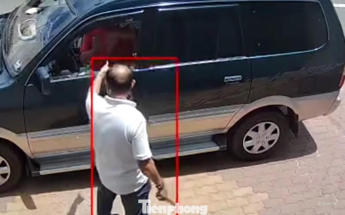 Người đàn ông dùng vật cứng bên đường đập vỡ kính ô tô yêu cầu tài xế bước xuống xe. Ảnh cắt từ camera an ninh Người đàn ông dùng vật cứng bên đường đập vỡ kính ô tô yêu cầu tài xế bước xuống xe. Ảnh cắt từ camera an ninh