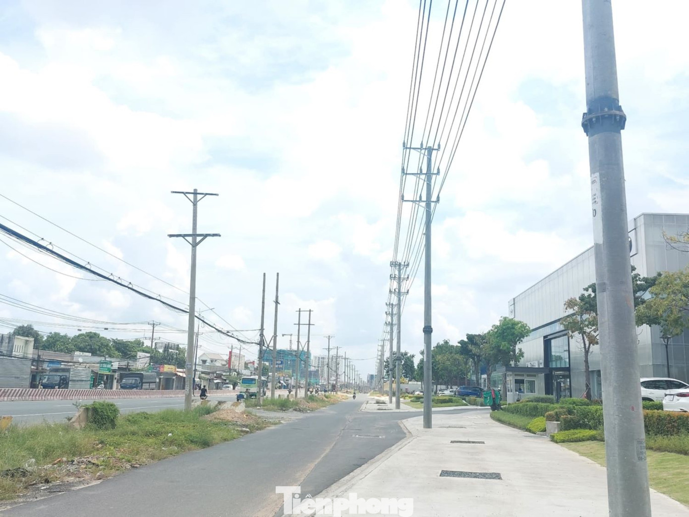 Ban Quản lý dự án đầu tư xây dựng thành phố Thuận An cho biết, từ đầu tháng 8/2024 đã triển khai thi công di dời lưới điện đoạn 3 từ đường Hữu Nghị đến ngã tư Lê Hồng Phong. Ban Quản lý dự án đầu tư xây dựng thành phố Thuận An cho biết, từ đầu tháng 8/2024 đã triển khai thi công di dời lưới điện đoạn 3 từ đường Hữu Nghị đến ngã tư Lê Hồng Phong.