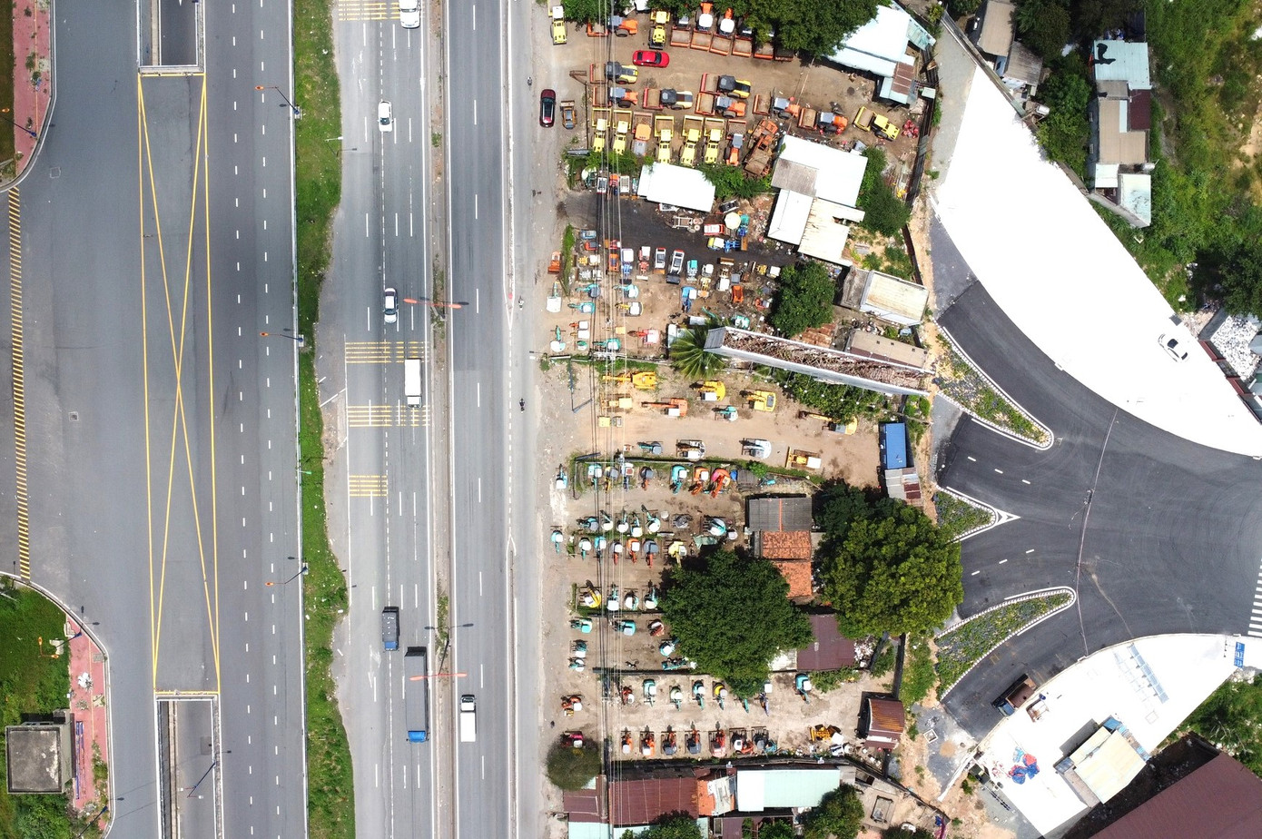 UBND tỉnh Bình Dương đã giao cho UBND TP.Dĩ An làm công tác đền bù giải phóng mặt bằng và thực hiện đoạn cuối này. Sau khi xây dựng đơn giá xong, thành phố Dĩ An tổ chức đền bù đất cho 31 trường hợp bị ảnh hưởng với tổng diện tích hơn 13.000m2 đất phải thu hồi. UBND tỉnh Bình Dương đã giao cho UBND TP.Dĩ An làm công tác đền bù giải phóng mặt bằng và thực hiện đoạn cuối này. Sau khi xây dựng đơn giá xong, thành phố Dĩ An tổ chức đền bù đất cho 31 trường hợp bị ảnh hưởng với tổng diện tích hơn 13.000m2 đất phải thu hồi.