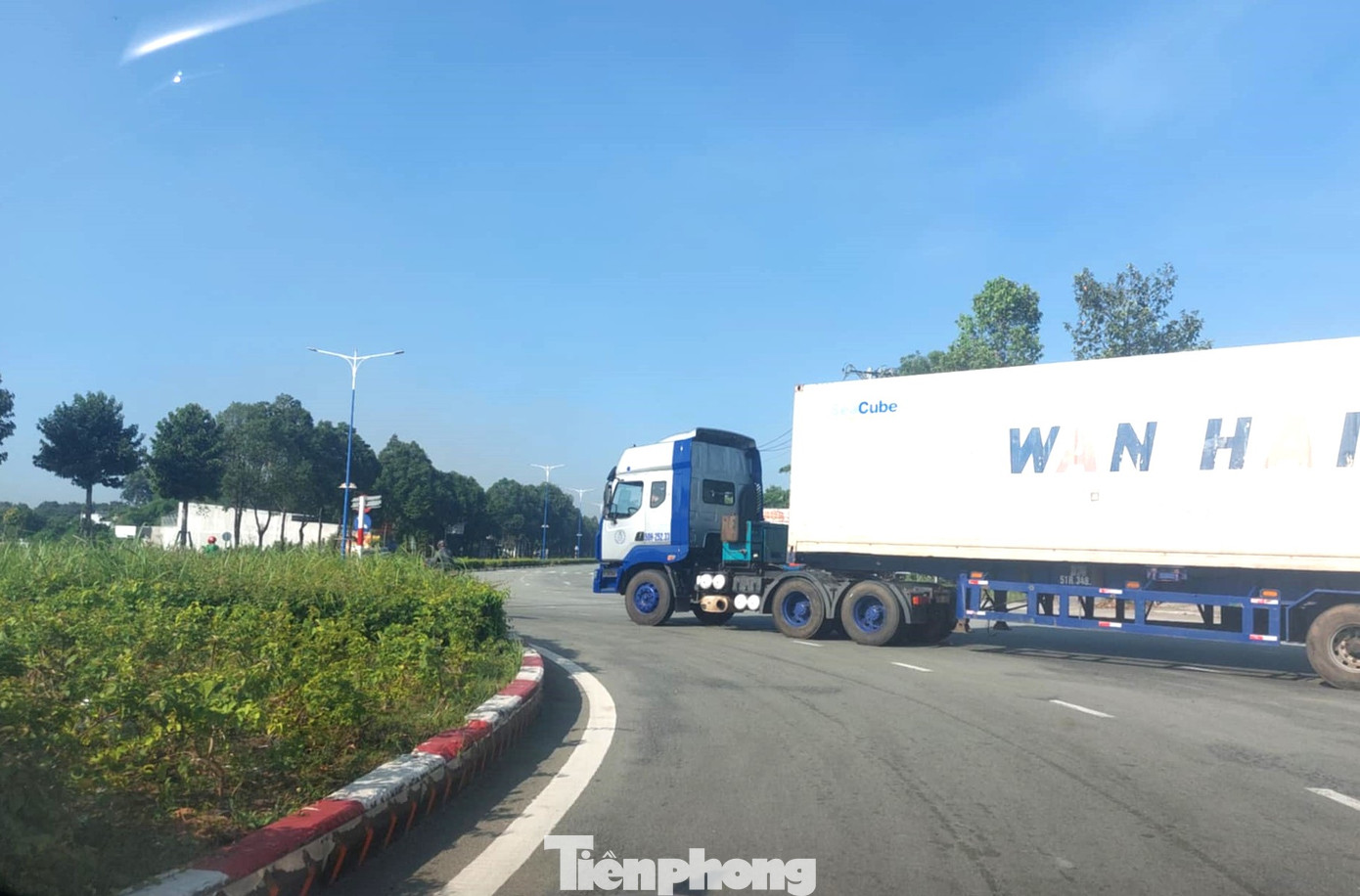 Vòng xoay Định Hòa là nơi giao nhau giữa đường Mỹ Phước Tân Vạn và đường Võ Văn Kiệt (phường Định Hòa, TP Thủ Dầu Một). Ở vị trí này, đường Mỹ Phước Tân Vạn rộng 6 làn xe ở hướng TP Thủ Dầu Một nhưng vừa qua vòng xoay ở hướng TP Bến Cát, đường có đến 10 làn. Vòng xoay Định Hòa là nơi giao nhau giữa đường Mỹ Phước Tân Vạn và đường Võ Văn Kiệt (phường Định Hòa, TP Thủ Dầu Một). Ở vị trí này, đường Mỹ Phước Tân Vạn rộng 6 làn xe ở hướng TP Thủ Dầu Một nhưng vừa qua vòng xoay ở hướng TP Bến Cát, đường có đến 10 làn.