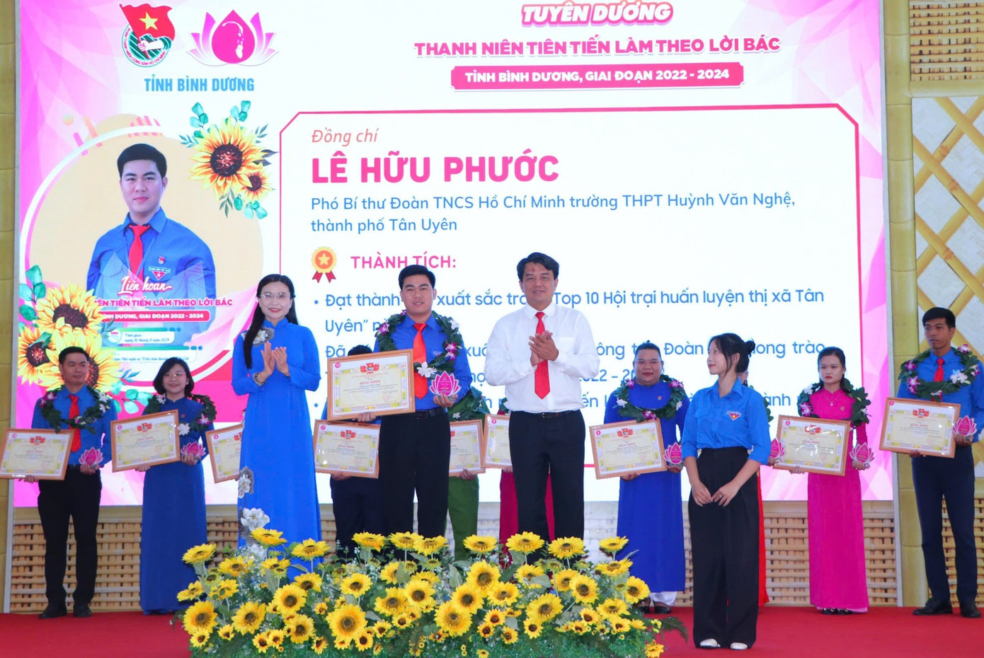 Chị Nguyễn Phạm Duy Trang - Bí thư T.Ư Đoàn, Chủ tịch Hội đồng Đội T.Ư và Trưởng Ban Dân vận Tỉnh ủy Bình Dương tuyên dương Thanh niên tiên tiến làm theo lời Bác Ảnh: N.Diễm