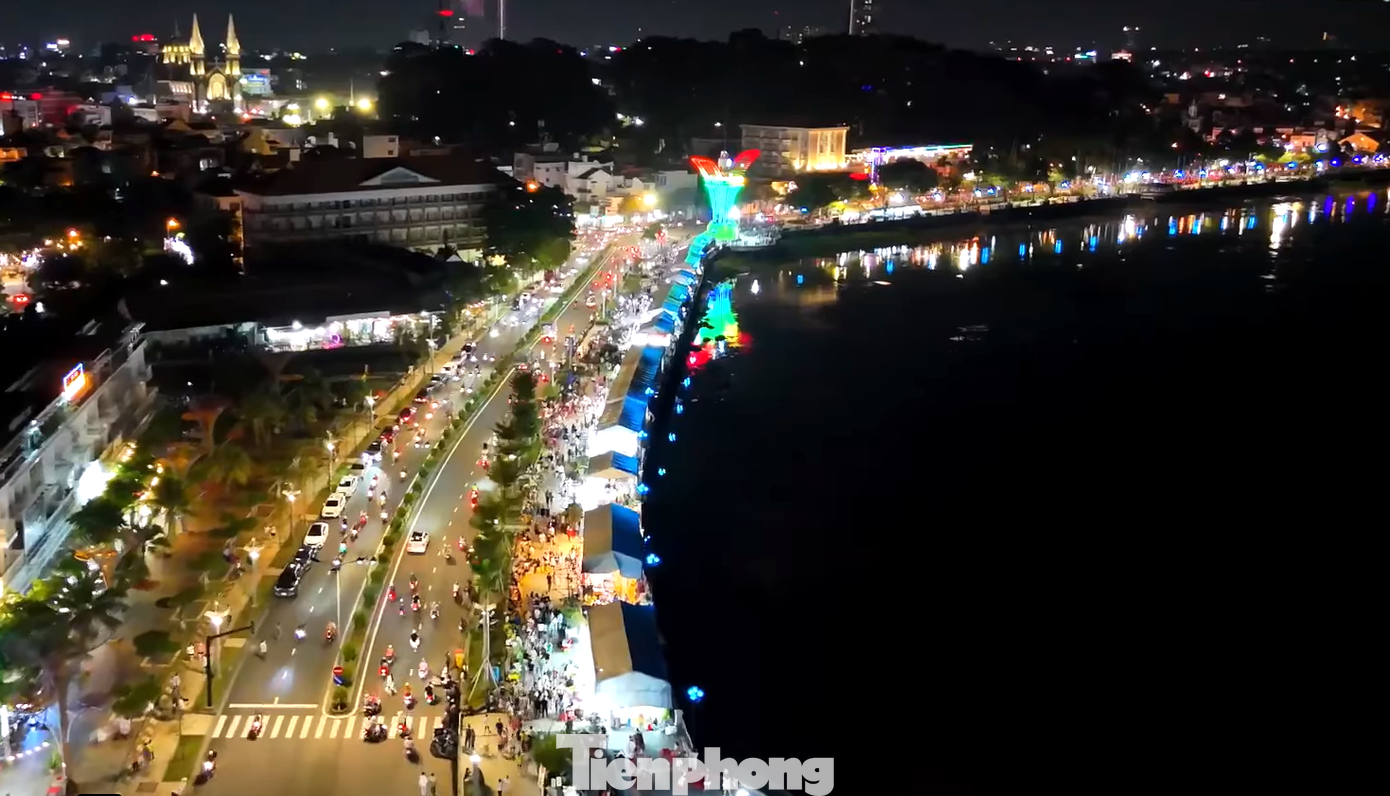 Đài quan sát hình tròn, lan can cao hơn một mét, với sức chứa gần 15 người cùng lúc. Vào buổi tối, tháp cánh hoa dầu bắt đầu phát sáng với hệ thống đèn led thay đổi màu liên tục, trong đó có đèn chiếu xa tứ phía hướng lên trời. Đài quan sát hình tròn, lan can cao hơn một mét, với sức chứa gần 15 người cùng lúc. Vào buổi tối, tháp cánh hoa dầu bắt đầu phát sáng với hệ thống đèn led thay đổi màu liên tục, trong đó có đèn chiếu xa tứ phía hướng lên trời.