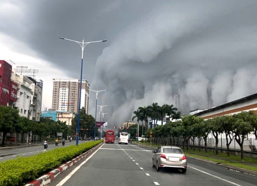 Hiện tượng mây cuộn trào khổng lồ như sóng thần ở Bình Dương.