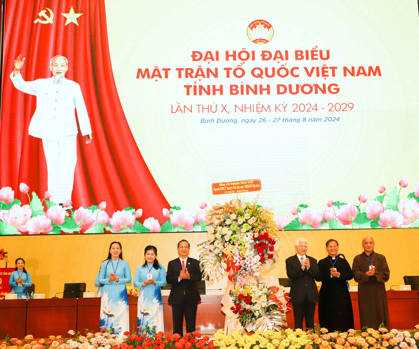 Nguyên Chủ tịch nước Nguyễn Minh Triết (thứ 3 từ phải sang) tặng lẵng hoa chúc mừng đại hội.