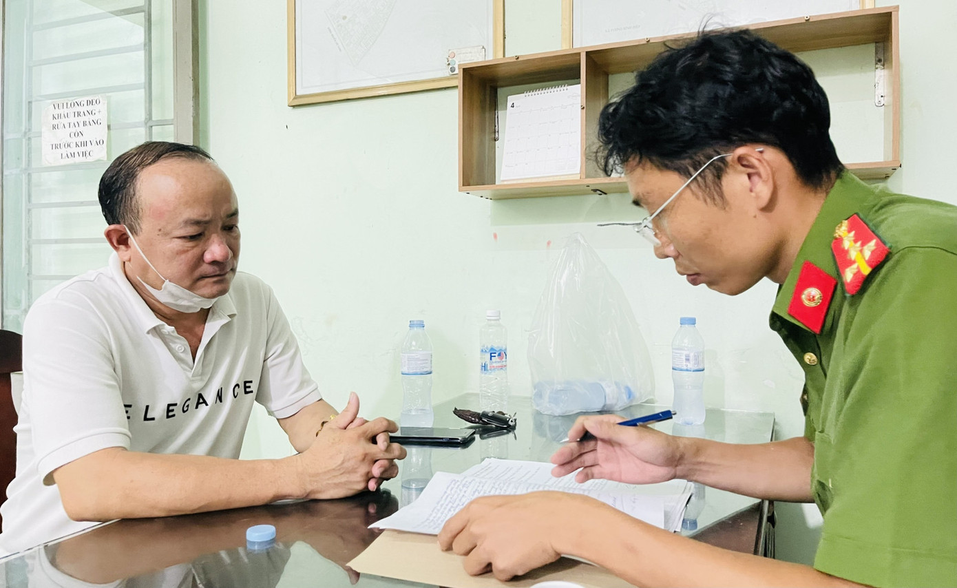 Trần Tấn Phong tại cơ quan công an Trần Tấn Phong tại cơ quan công an