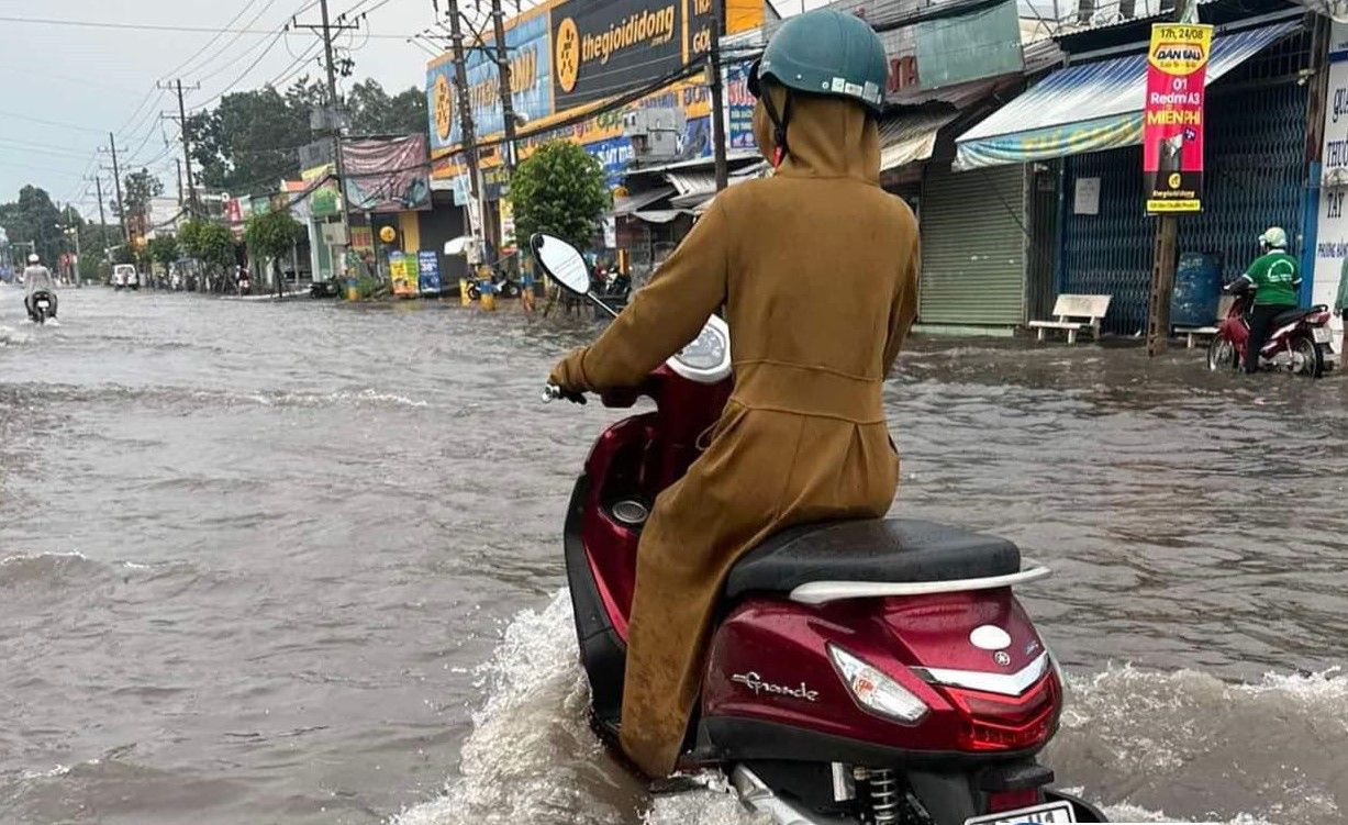 Cơn mưa lớn chiều nay khiến một số đoạn trên tuyến quốc lộ 13 bị ngập