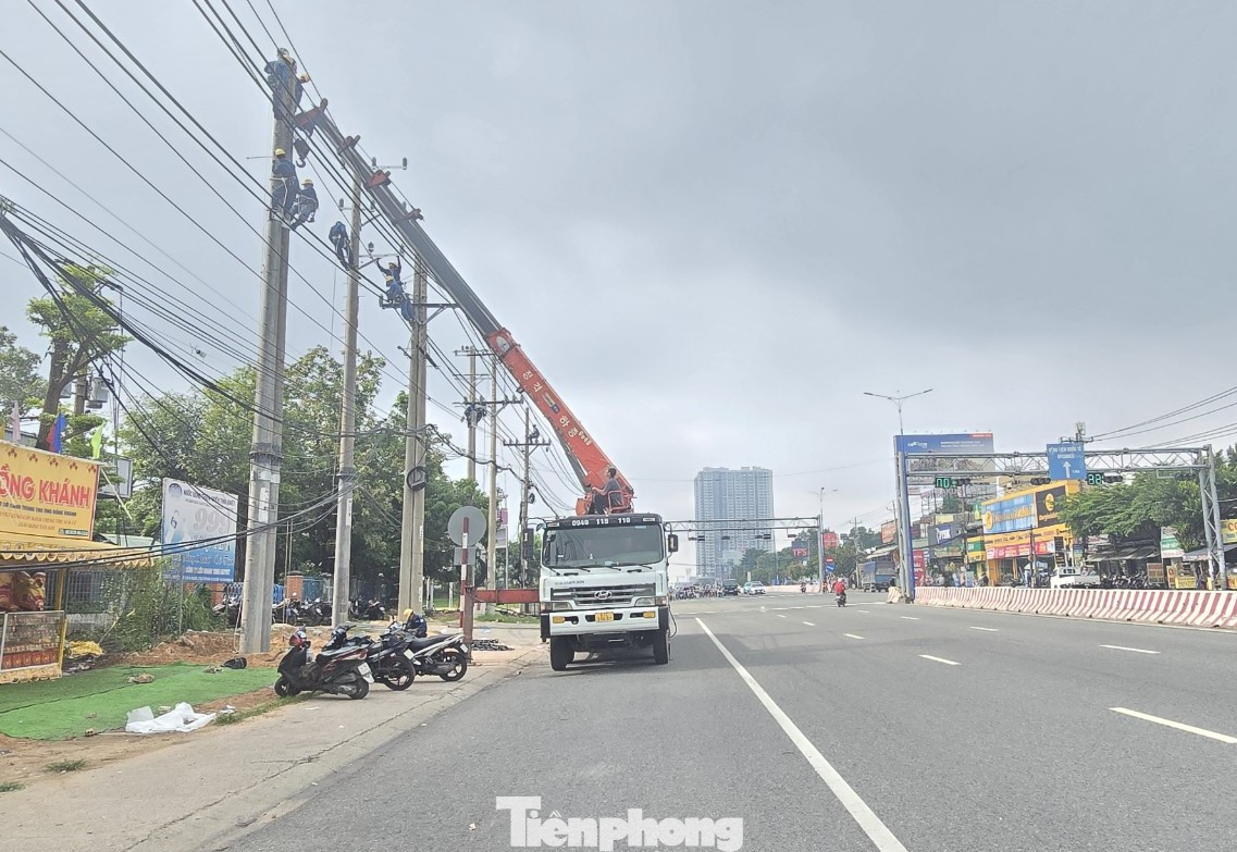 Theo kế hoạch, thời gian di dời lưới điện toàn bộ dự án nâng cấp, mở rộng Quốc lộ 13 đoạn qua địa bàn thành phố Thuận An là 150 ngày. Dự kiến sẽ hoàn thành thi công di dời lưới điện trong tháng 10 tới. Theo kế hoạch, thời gian di dời lưới điện toàn bộ dự án nâng cấp, mở rộng Quốc lộ 13 đoạn qua địa bàn thành phố Thuận An là 150 ngày. Dự kiến sẽ hoàn thành thi công di dời lưới điện trong tháng 10 tới.