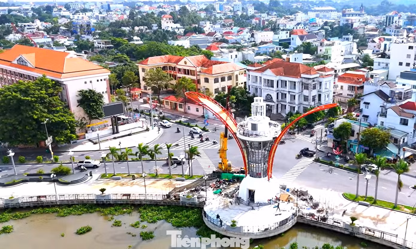 Theo thiết kế tổng thể, công trình biểu tượng cánh hoa dầu với phần trái dầu là chân đế được kết nối với phần thân tháp, phần trên cùng đồng hồ được thiết kế mô phỏng giống tháp chợ Thủ Dầu Một với 4 hướng mặt đồng hồ để theo dõi giờ, phía bên trên có lắp cột cờ. Tổng chiều cao từ chân tháp đến đến cột cờ là 24m.