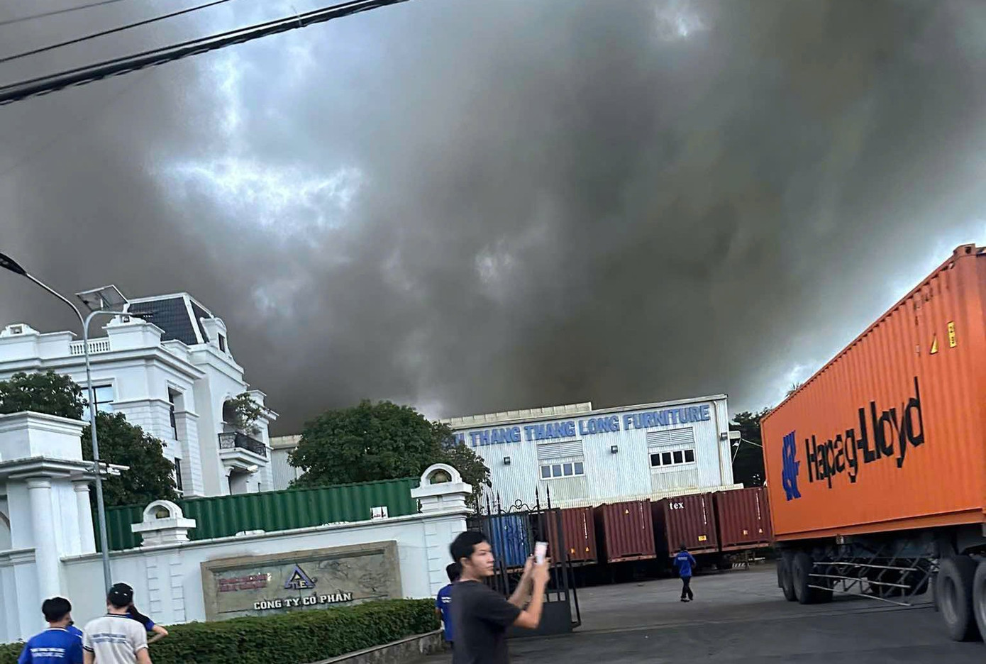 Theo đó, khoảng 18h ngày 17/8, Công an tỉnh Bình Dương nhận tin báo xảy ra cháy tại khu vực chuyền sơn tầng 2 nhà xưởng thuộc Công ty CP Thành Thắng Thăng Long (đường DH 423, khu phố Bà Tri, phường Tân Hiệp, thành phố Tân Uyên, tỉnh Bình Dương). Theo đó, khoảng 18h ngày 17/8, Công an tỉnh Bình Dương nhận tin báo xảy ra cháy tại khu vực chuyền sơn tầng 2 nhà xưởng thuộc Công ty CP Thành Thắng Thăng Long (đường DH 423, khu phố Bà Tri, phường Tân Hiệp, thành phố Tân Uyên, tỉnh Bình Dương).