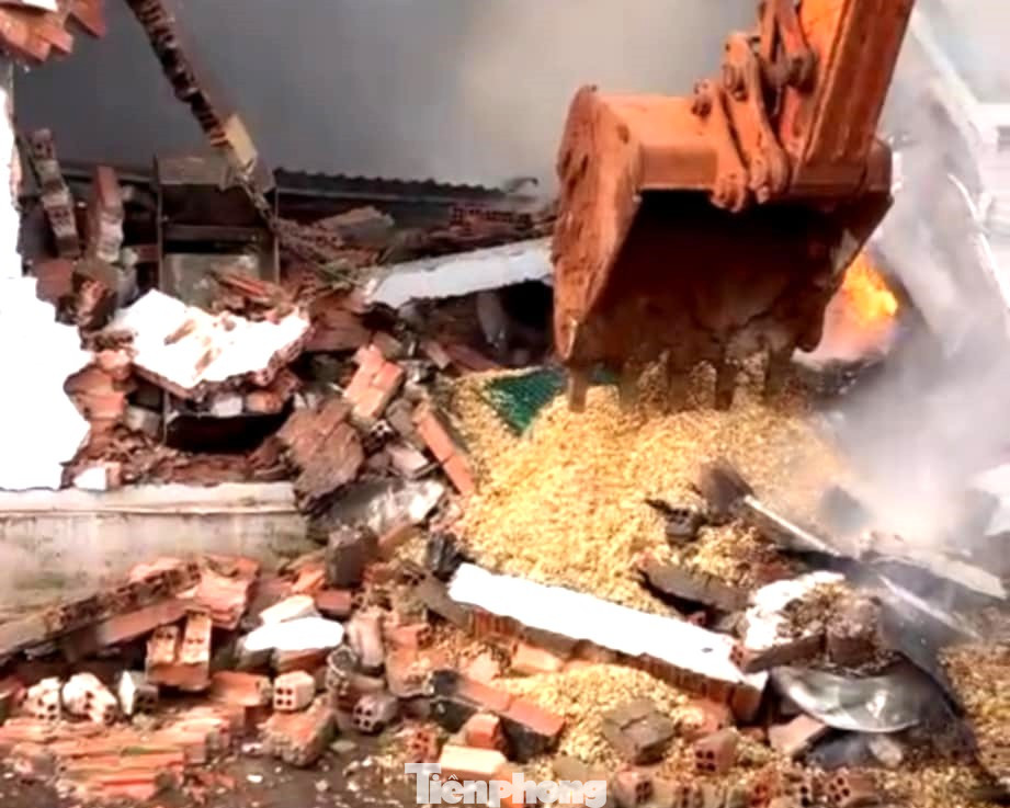 Vụ cháy không thiệt hại về người song đã thiêu rụi nhà xưởng và hàng hóa. Hiện tại, lực lượng chức năng phong tỏa hiện trường để điều tra nguyên nhân và thống kê thiệt hại.