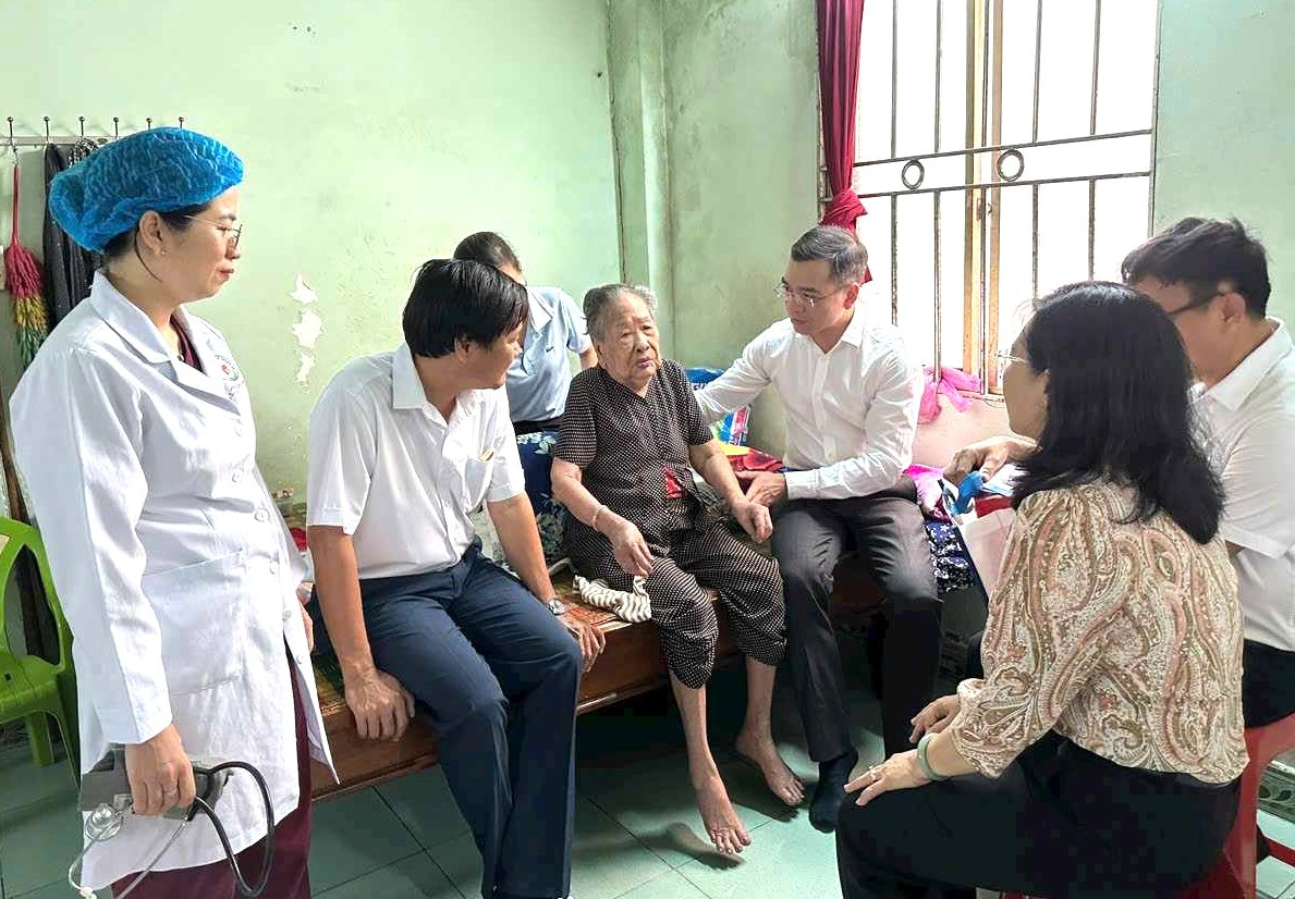 Đoàn tổ chức thăm và kiểm tra sức khỏe cho Mẹ Việt Nam Anh hùng trên địa bàn thành phố Thuận An