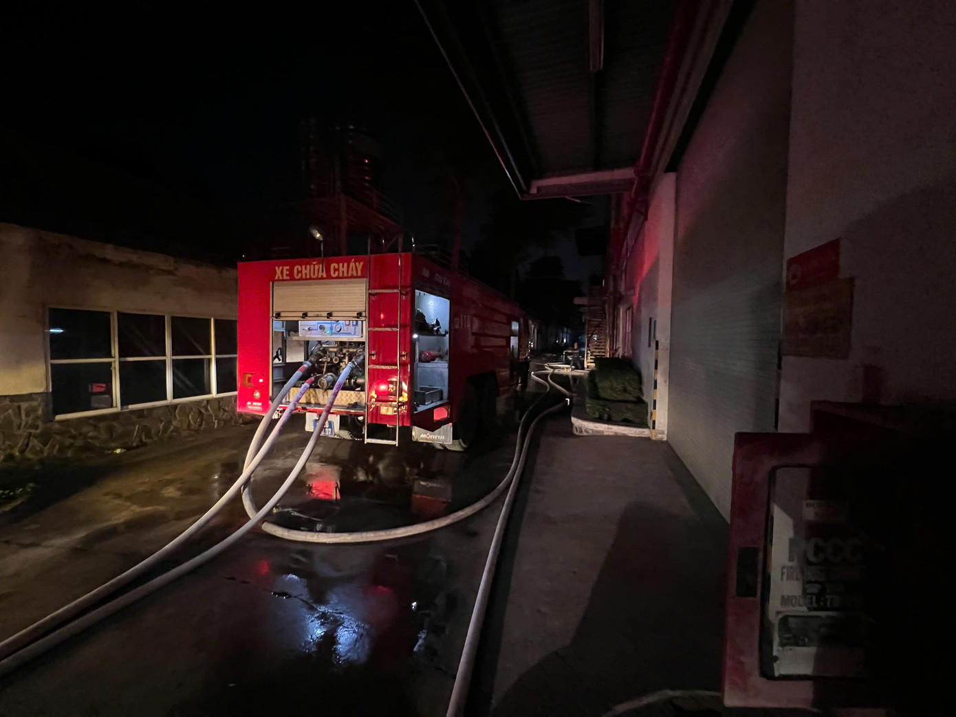 Vụ cháy không gây thiệt hại về người song nhiều tài sản trong nhà xưởng bị thiêu rụi. Vụ cháy không gây thiệt hại về người song nhiều tài sản trong nhà xưởng bị thiêu rụi.