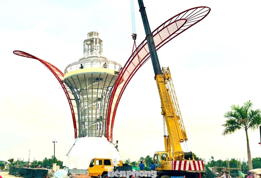 Ngày 3/8, ghi nhận của phóng viên, đơn vị thi công dự án công trình tháp biểu tượng cánh hoa dầu trên phố đi bộ Bạch Đằng (phường Phú Cường, TP Thủ Dầu Một (Bình Dương) đã lắp đặt xong hạng mục. Ngày 3/8, ghi nhận của phóng viên, đơn vị thi công dự án công trình tháp biểu tượng cánh hoa dầu trên phố đi bộ Bạch Đằng (phường Phú Cường, TP Thủ Dầu Một (Bình Dương) đã lắp đặt xong hạng mục.