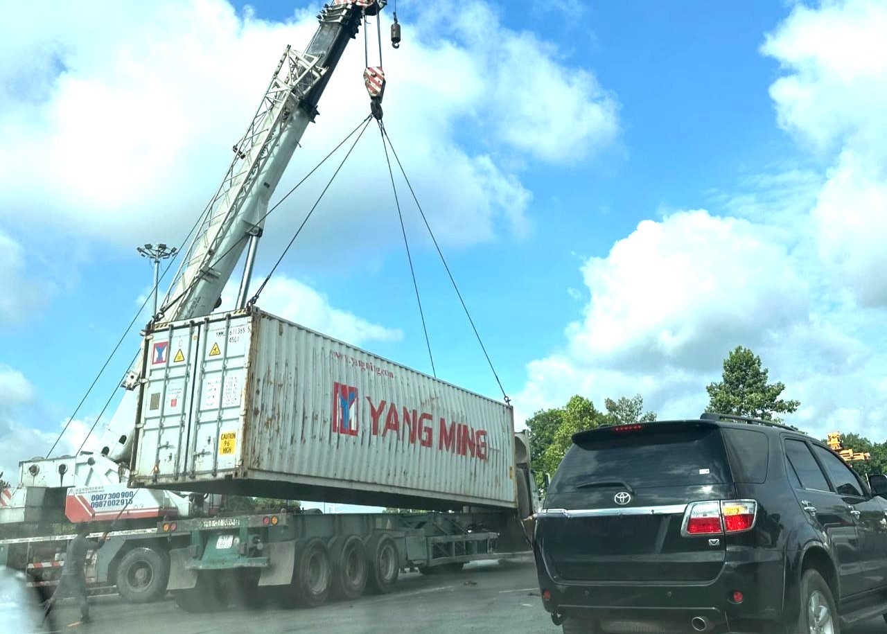 Xe cẩu đến hiện trường và một xe đầu kéo khác tới di chuyển thùng container Xe cẩu đến hiện trường và một xe đầu kéo khác tới di chuyển thùng container