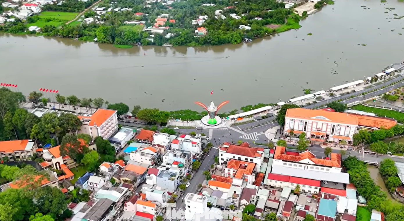 Trước đó, năm 2021 Sở Văn hóa Thể thao và Du lịch tỉnh Bình Dương thay đổi bộ nhận diện ngành du lịch. Theo đó, Logo mới có hình tượng cánh cánh hoa dầu với bố cục hướng tâm, tạo thành một bông hoa lớn. Đây là loại cây mang đặc trưng của vùng đất Thủ. Trước đó, năm 2021 Sở Văn hóa Thể thao và Du lịch tỉnh Bình Dương thay đổi bộ nhận diện ngành du lịch. Theo đó, Logo mới có hình tượng cánh cánh hoa dầu với bố cục hướng tâm, tạo thành một bông hoa lớn. Đây là loại cây mang đặc trưng của vùng đất Thủ.