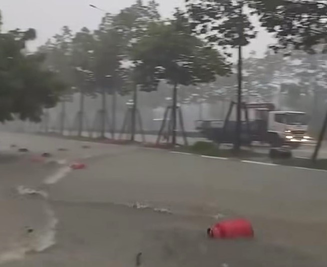 Khoảng 17h30 ngày 26/8, cơn mưa lớn xuất hiện tại tỉnh Bình Dương và kéo dài khoảng 40 phút đã làm một số tuyến đường bị ngập nặng do hệ thống thoát nước quá tải, nước thoát không kịp.