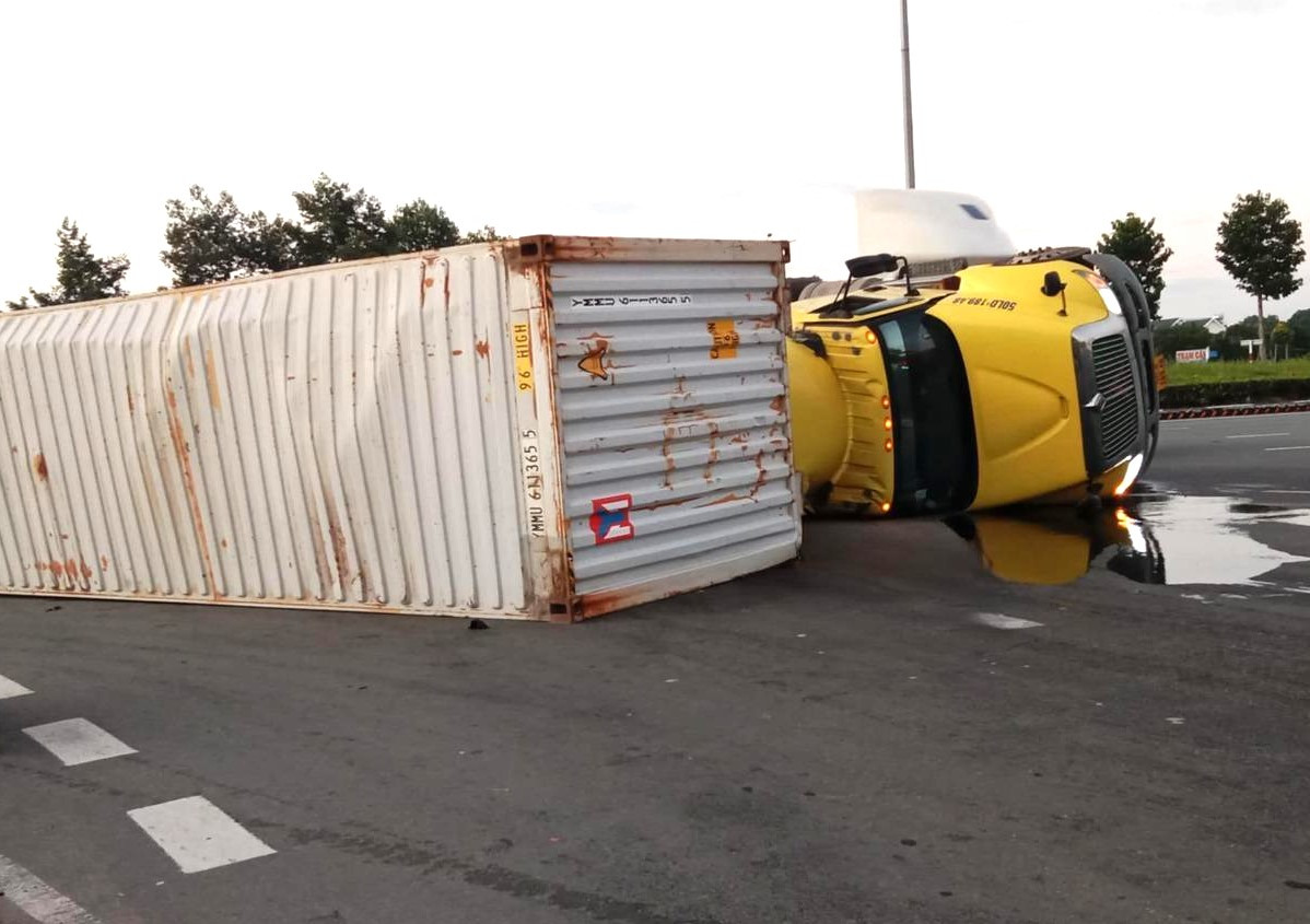 Xe đầu kéo container lật nghiêng tại vòng xoay đường Mỹ Phước Tân Vạn Xe đầu kéo container lật nghiêng tại vòng xoay đường Mỹ Phước Tân Vạn