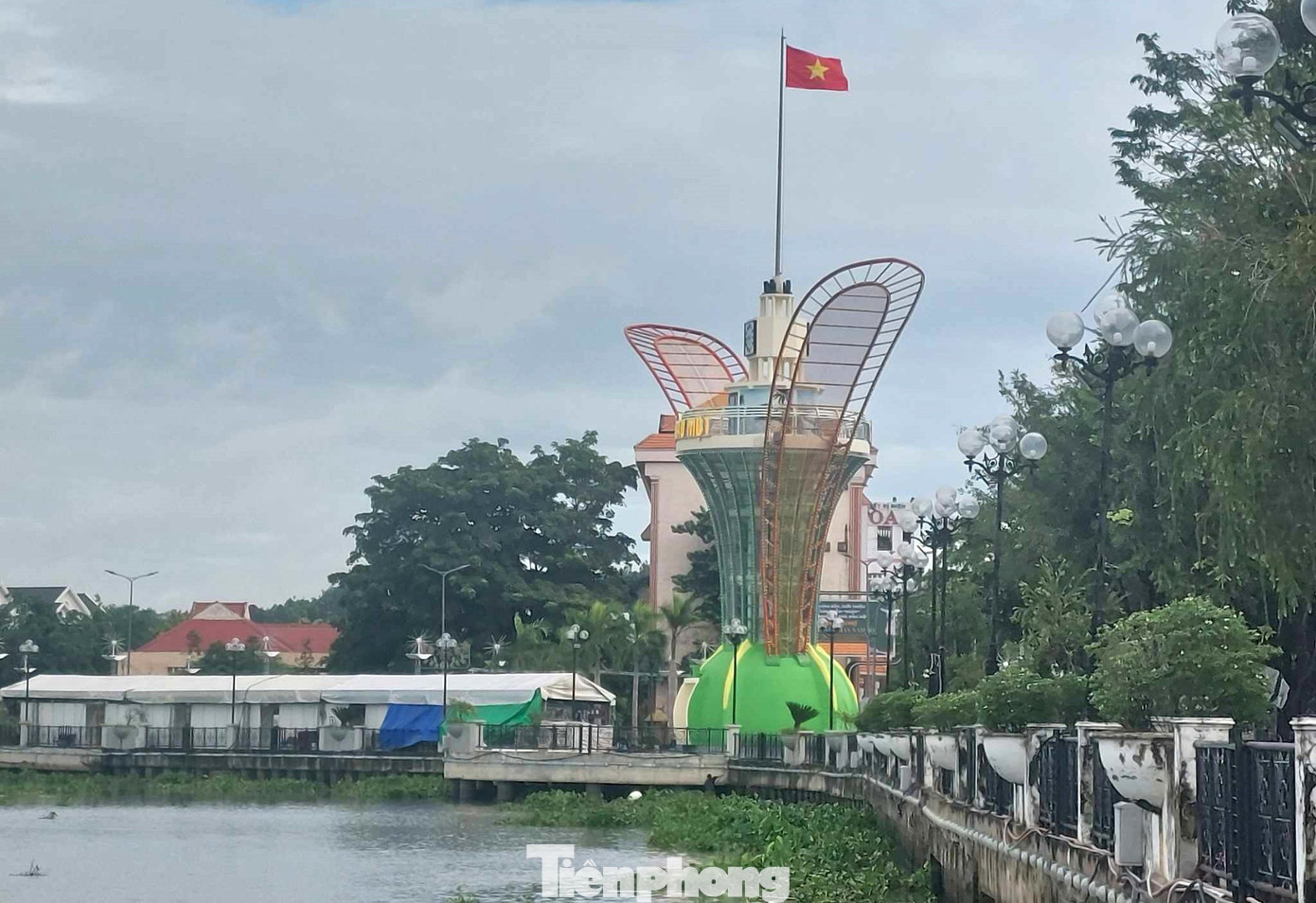 Điểm nhấn của công trình này là hai cánh hoa dầu có chiều dài mỗi cánh 21,6 m, tổng khối lượng nặng hơn 4 tấn.