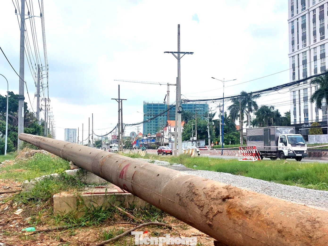 Đơn vị thi công thực hiện di dời 64 trụ điện với chiều dài đoạn tuyến 1.960m. Do khối lượng lớn, để hoàn thành công việc, đơn vị thi công đã tập trung hơn 175 công nhân và huy động 20 xe cần cẩu. Đơn vị thi công thực hiện di dời 64 trụ điện với chiều dài đoạn tuyến 1.960m. Do khối lượng lớn, để hoàn thành công việc, đơn vị thi công đã tập trung hơn 175 công nhân và huy động 20 xe cần cẩu.