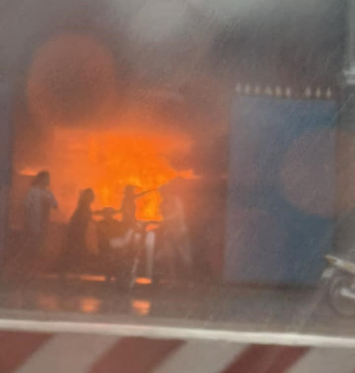 Khu vực hiện trường đám cháy trời đang mưa lớn