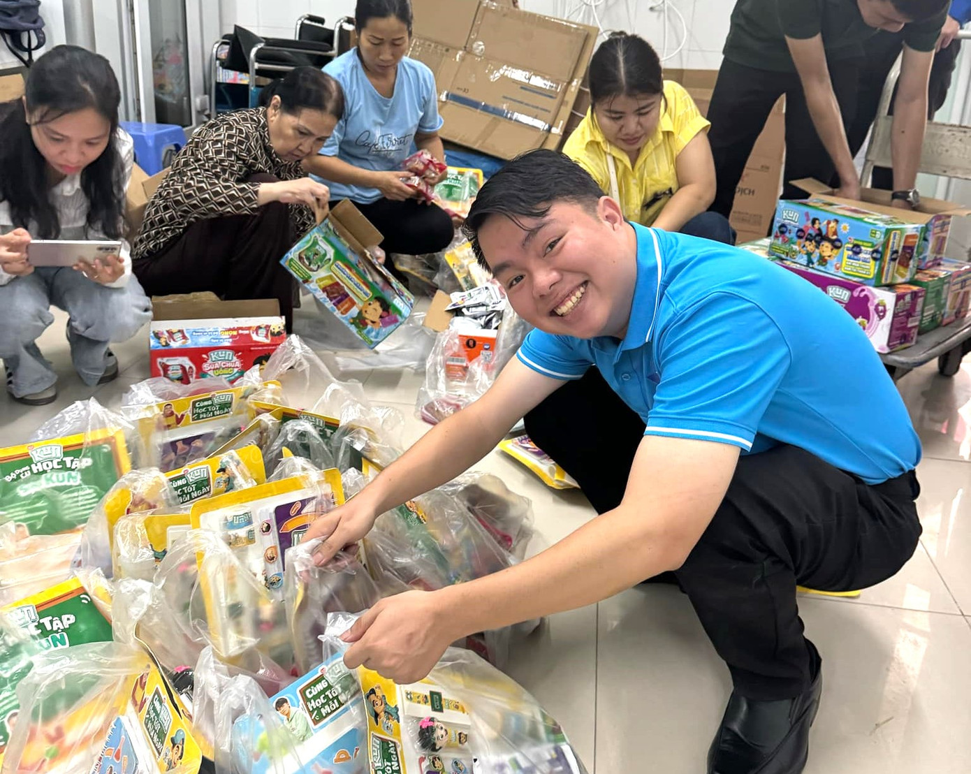 Nhiều phần quà được chuẩn bị cho các em thiếu nhi