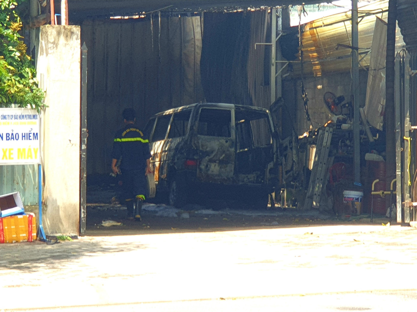 Xe ô tô bị cháy trơ khung