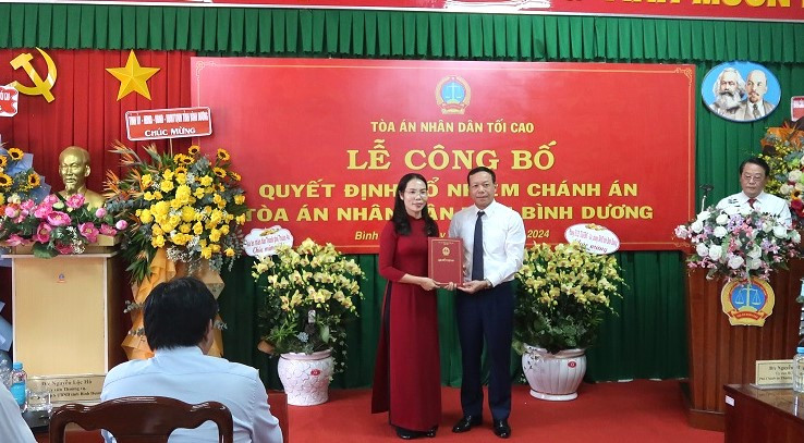 Bà Nguyễn Thị Tuyết Thanh nhận quyết định Ảnh: TAND tỉnh Bình Dương Bà Nguyễn Thị Tuyết Thanh nhận quyết định Ảnh: TAND tỉnh Bình Dương