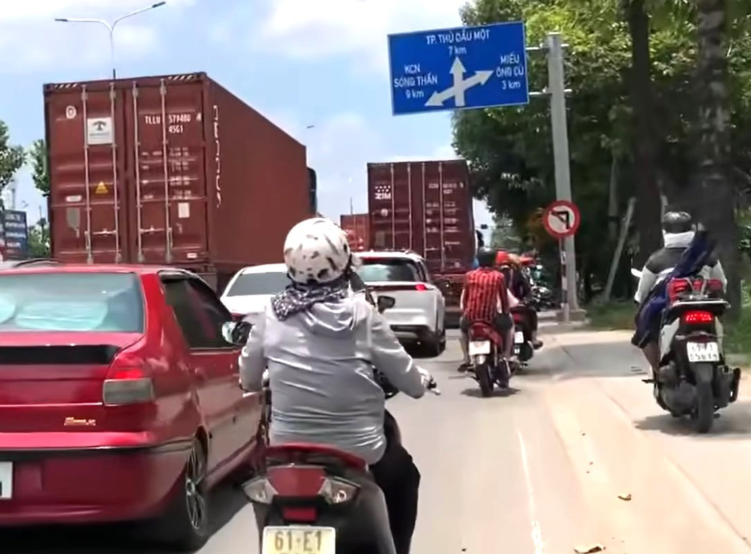 Ô tô lấn làn xe máy trên đường Mỹ Phước Tân Vạn trước khi lực lượng CSGT chưa ra quân thực hiện đợt cao điểm.