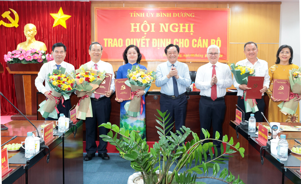 Các cán bộ nhận quyết định điều động, bổ nhiệm