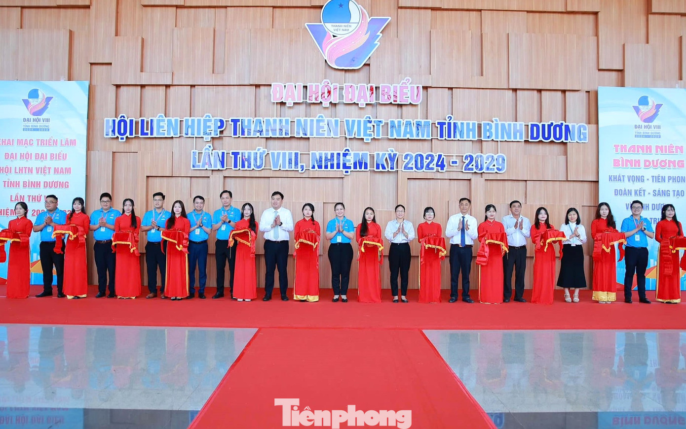 Khai mạc triển lãm tại Đại hội