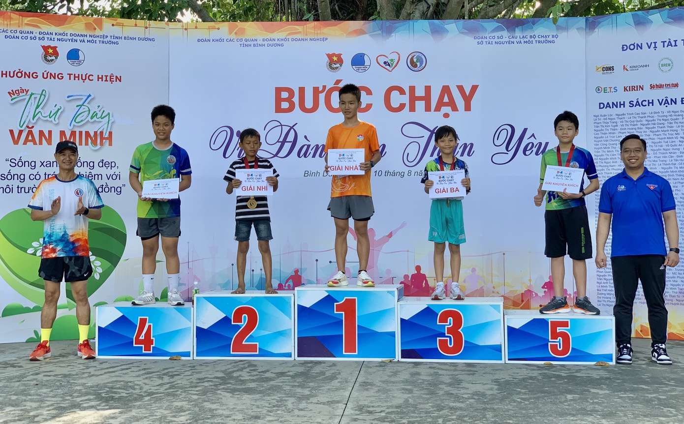 Trao giải chạy bộ cho các vận động viên nhí tham gia