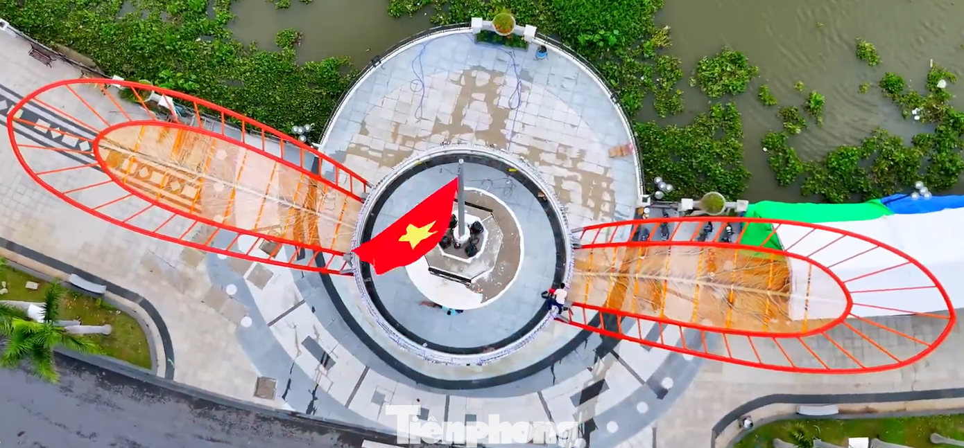 Tháp hình cánh hoa dầu tại được xây dựng trên phố đi bộ Bạch Đằng (phường Phú Cường, TP Thủ Dầu Một) có chiều cao 24 m, kinh phí 10 tỷ đồng. Tháp hình cánh hoa dầu tại được xây dựng trên phố đi bộ Bạch Đằng (phường Phú Cường, TP Thủ Dầu Một) có chiều cao 24 m, kinh phí 10 tỷ đồng.