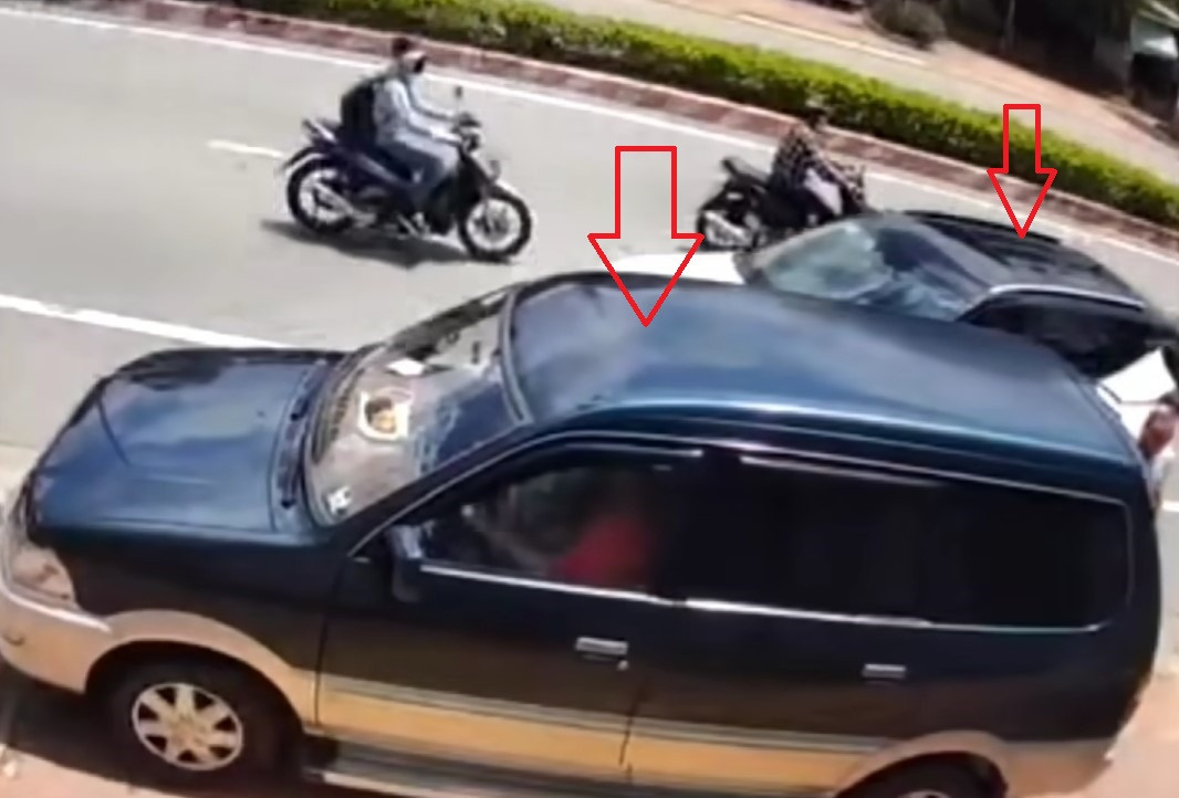 Bị ô tô trắng chặn đường, tài xế ô tô xanh quay đầu định bỏ chạy nhưng bị xe máy chặn lại. Ảnh cắt từ camera an ninh Bị ô tô trắng chặn đường, tài xế ô tô xanh quay đầu định bỏ chạy nhưng bị xe máy chặn lại. Ảnh cắt từ camera an ninh