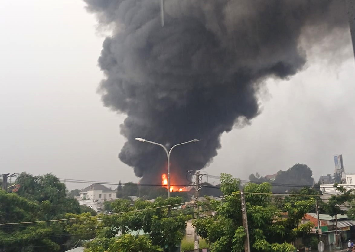 Cột khói cao hàng chục mét
