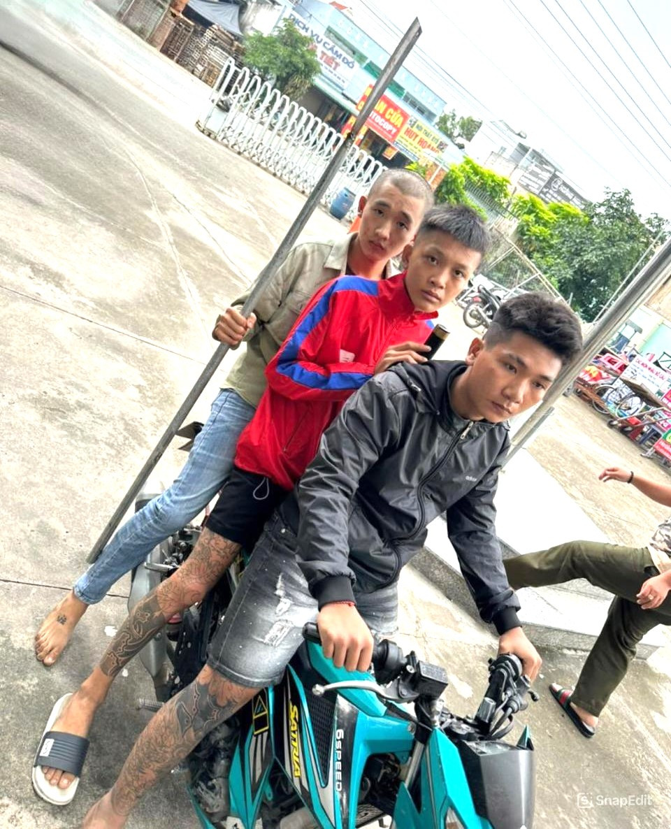 Các đối tượng đi xe máy mang theo hung khí Các đối tượng đi xe máy mang theo hung khí