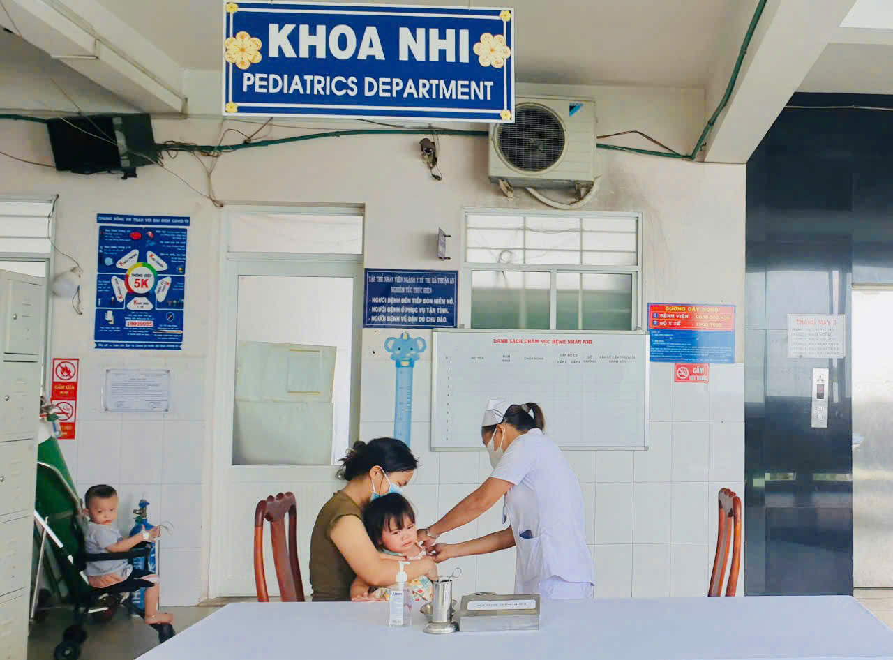 Trẻ em tại Bình Dương đến cơ sở y tế tiêm vắc xin phòng bệnh sởi