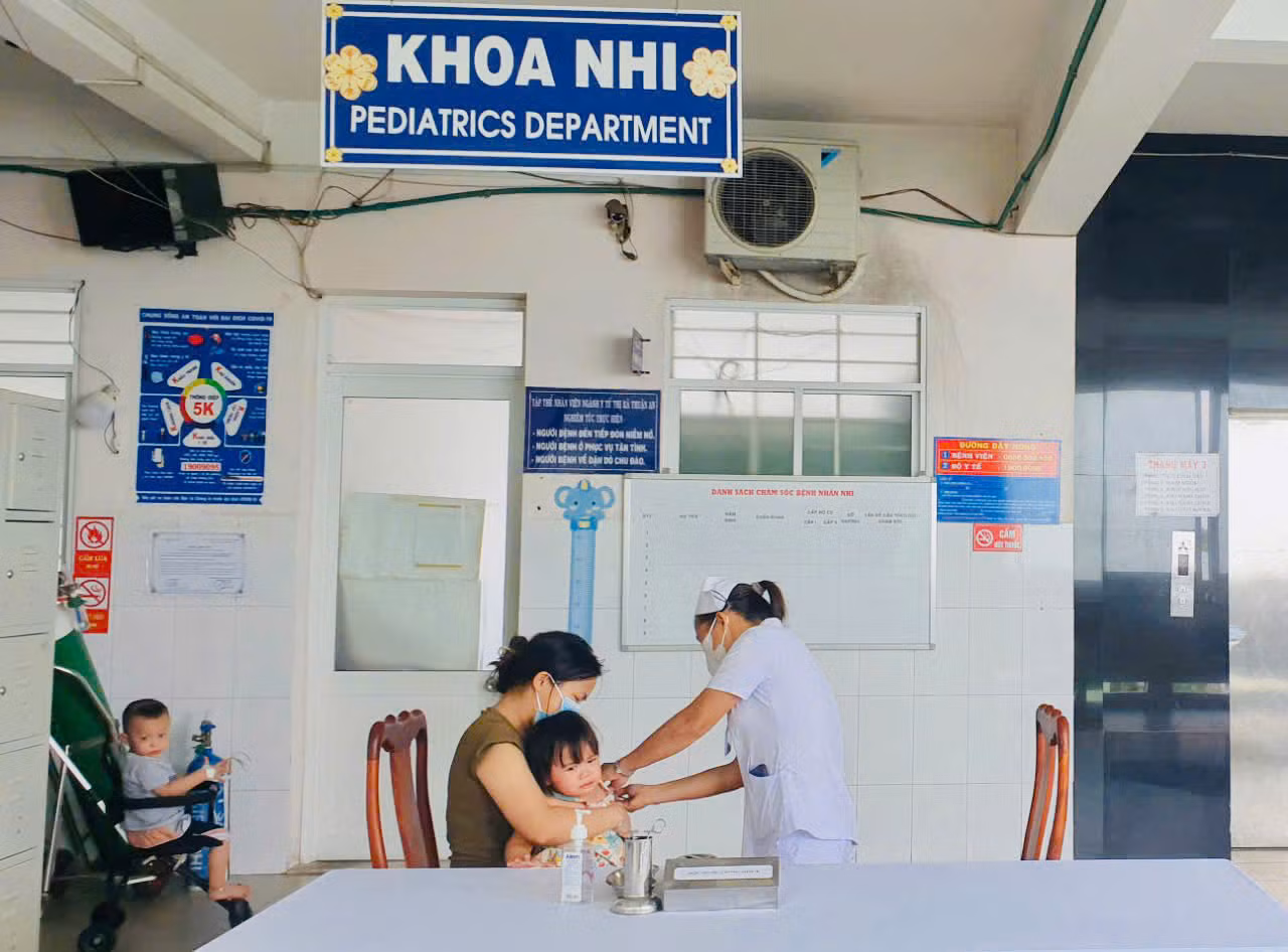 Trẻ em tại Bình Dương đến cơ sở y tế tiêm vắc xin phòng bệnh sởi