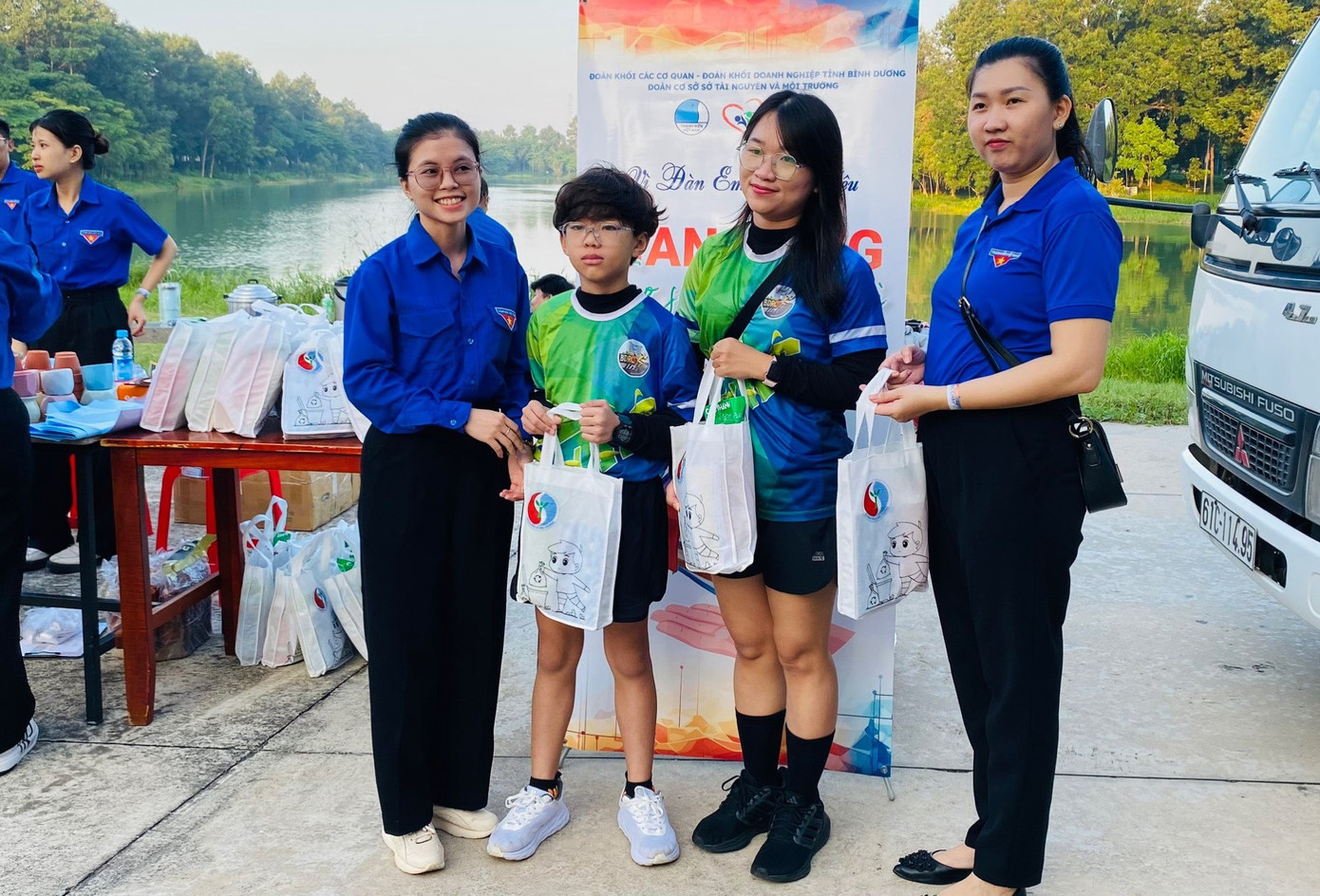 Các bạn trẻ thực hiện chương trình &quot;Đổi sách lấy quà&quot;