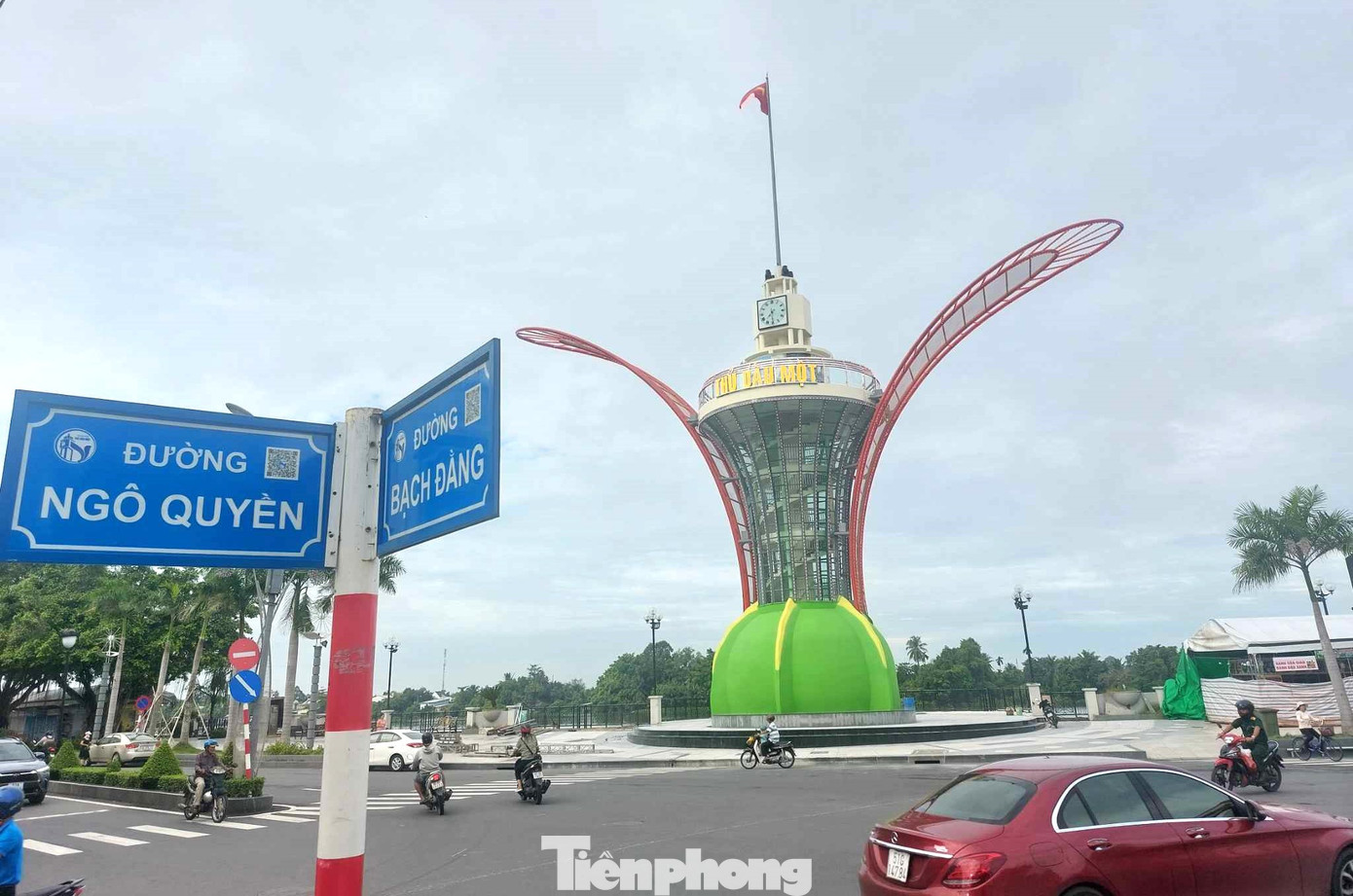 Công trình cánh hoa dầu được xây dựng tại đường Bạch Đằng ven sông Sài Gòn