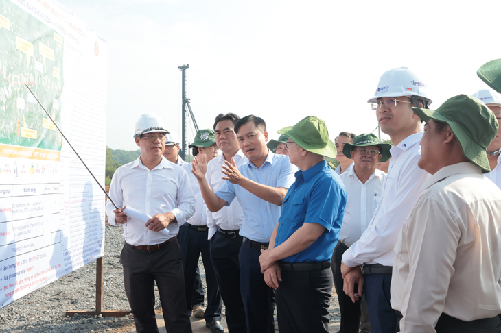 Lãnh đạo tỉnh Bình Dương đi khảo sát tại dự án đường Hồ Chí Minh
