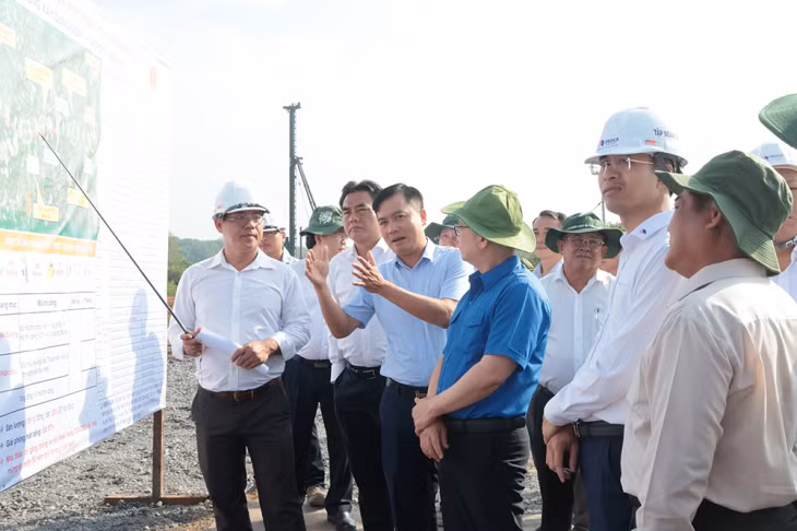 Lãnh đạo tỉnh Bình Dương đi khảo sát tại dự án đường Hồ Chí Minh