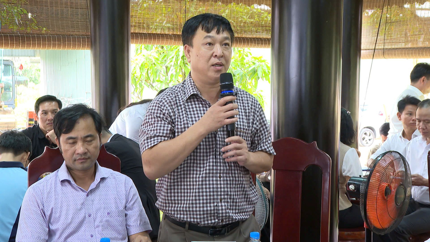 Đại diện một chủ doanh nghiệp chia sẻ khó khăn với lãnh đạo thành phố Bến Cát