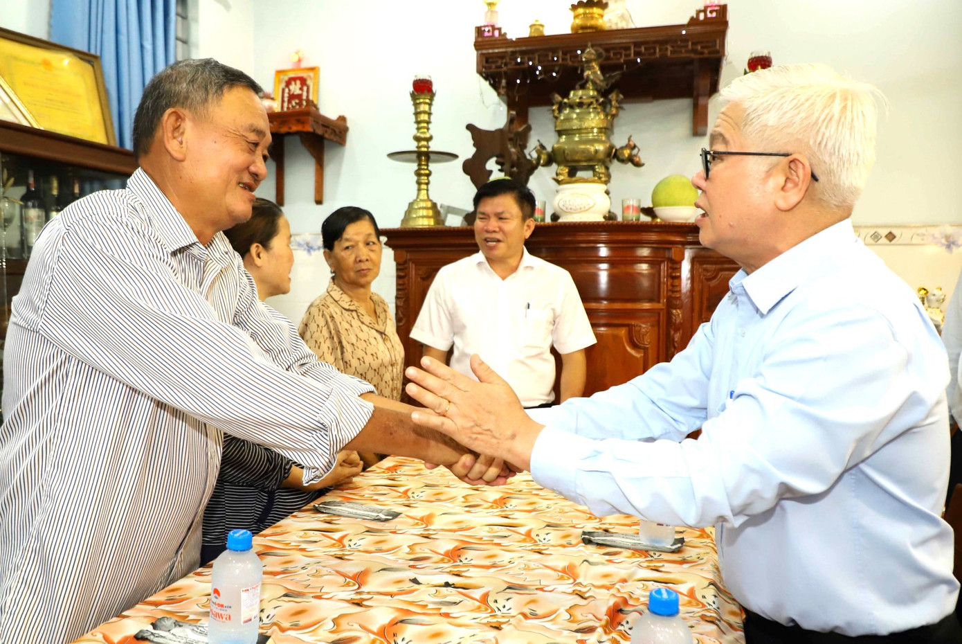 Bí thư Tỉnh ủy Bình Dương Nguyễn Văn Lợi (bìa phải) và Chủ tịch UBND thành phố Thuận An (thứ hai từ phải sang) gặp gỡ hộ dân thuộc diện giải tỏa mặt bằng để làm đường Vành đai 3 TPHCM Bí thư Tỉnh ủy Bình Dương Nguyễn Văn Lợi (bìa phải) và Chủ tịch UBND thành phố Thuận An (thứ hai từ phải sang) gặp gỡ hộ dân thuộc diện giải tỏa mặt bằng để làm đường Vành đai 3 TPHCM