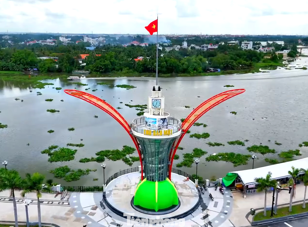 Công trình tháp hình cánh hoa dầu nằm ven sông Sài Gòn, một biểu tượng trở thành điểm tham quan thú vị cho người dân, du khách đến đây vào dịp lễ Quốc khánh 2/9. Công trình tháp hình cánh hoa dầu nằm ven sông Sài Gòn, một biểu tượng trở thành điểm tham quan thú vị cho người dân, du khách đến đây vào dịp lễ Quốc khánh 2/9.